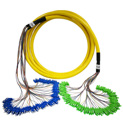 FTTH 64 retira o núcleo de Unitube que o remendo amarelo da fibra cabografa com conector diferente