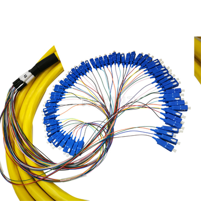 FTTH 64 retira o núcleo de Unitube que o remendo amarelo da fibra cabografa com conector diferente
